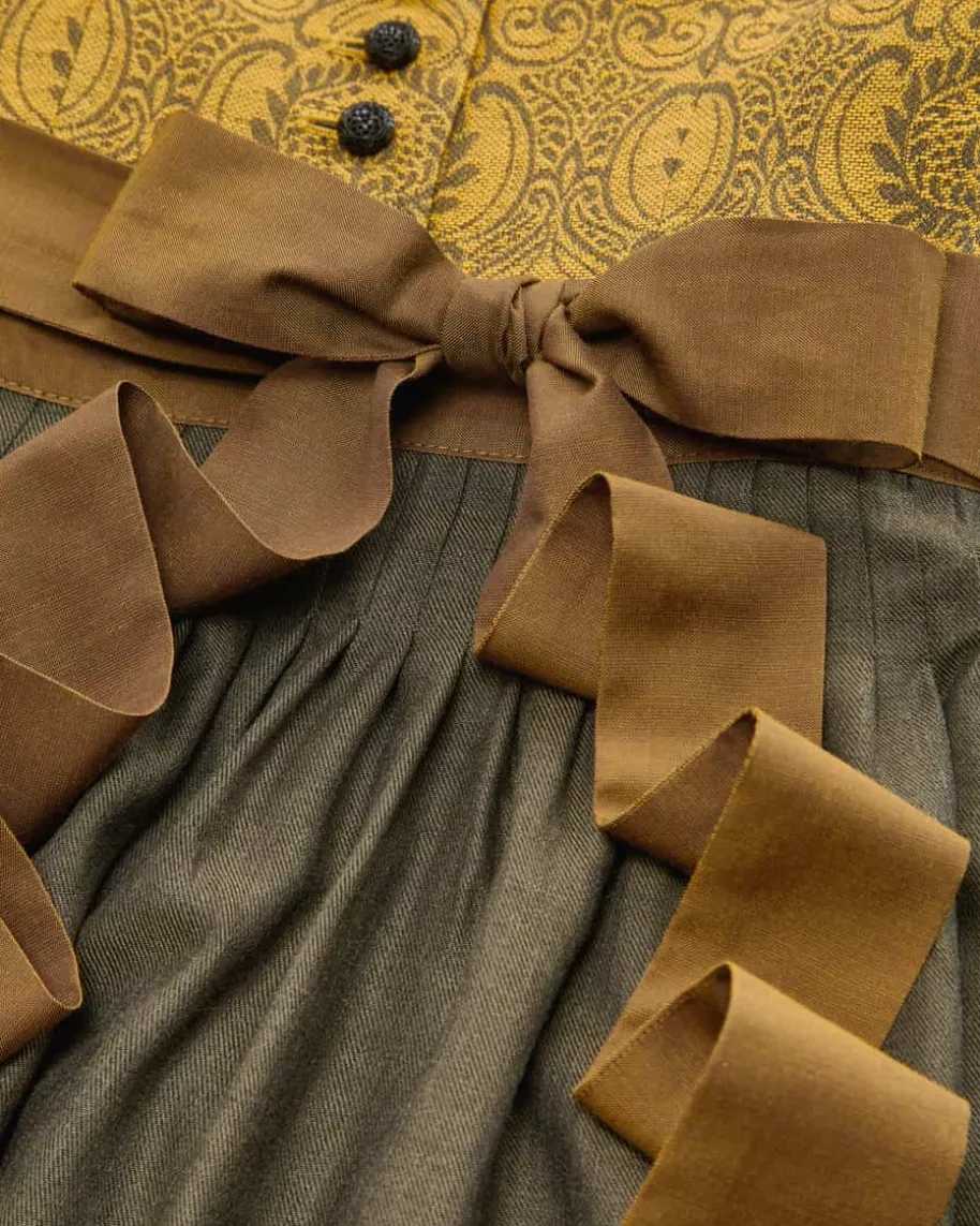 Dirndl lang mit Schürze