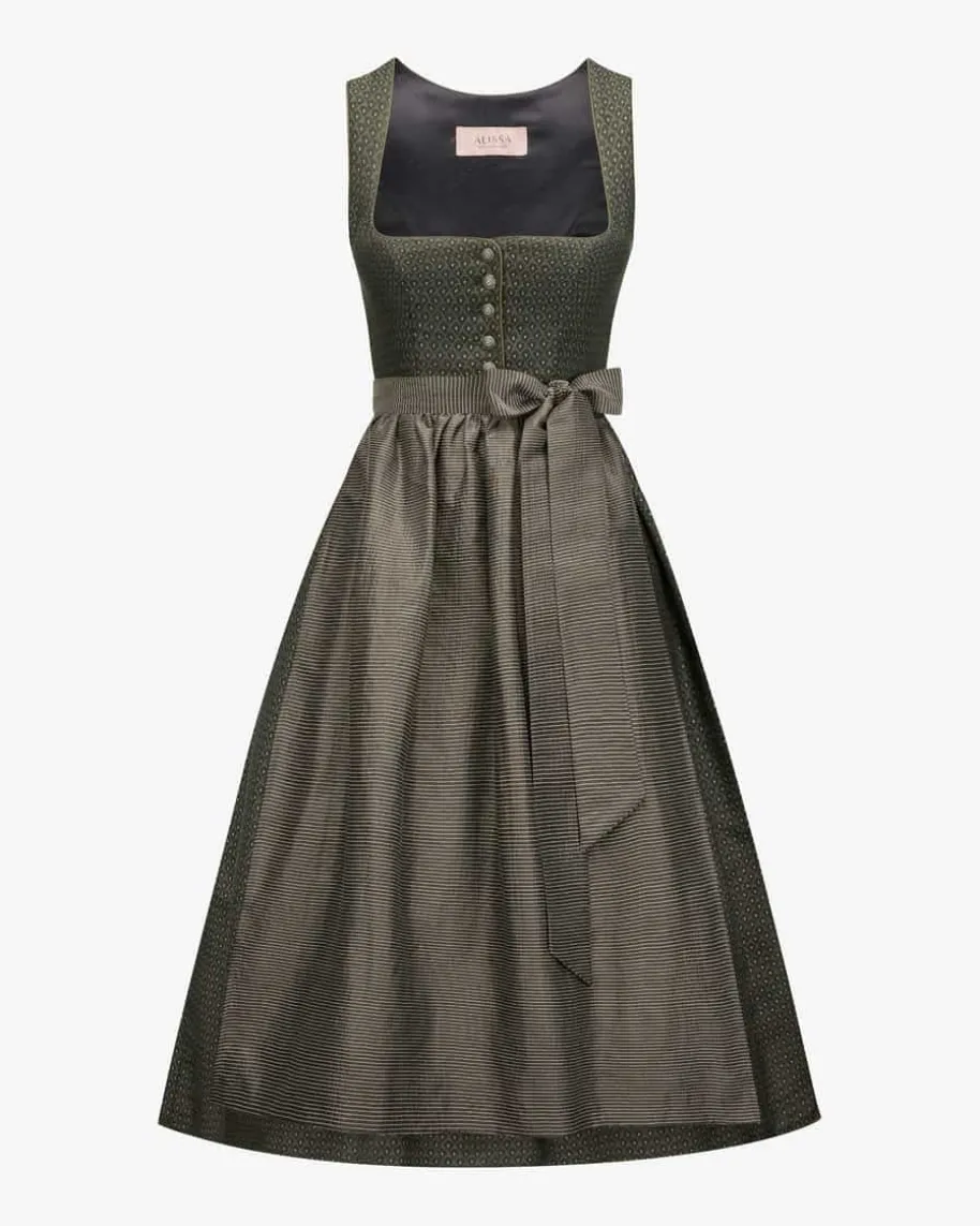 Elina Dirndl lang mit Schürze