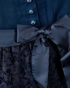 Emily Dirndl mit Schürze