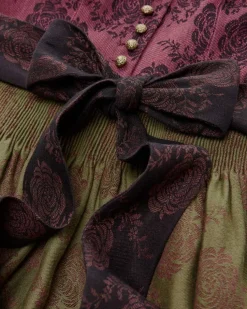 Laura Dirndl lang mit Schürze