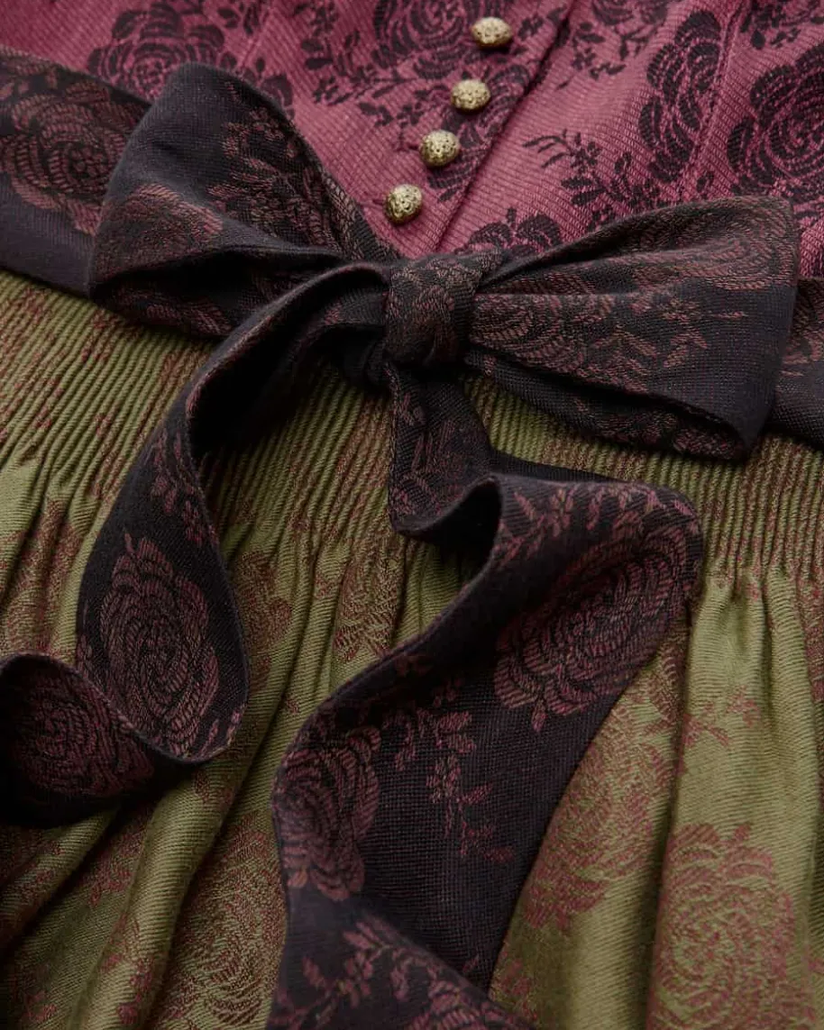 Laura Dirndl lang mit Schürze