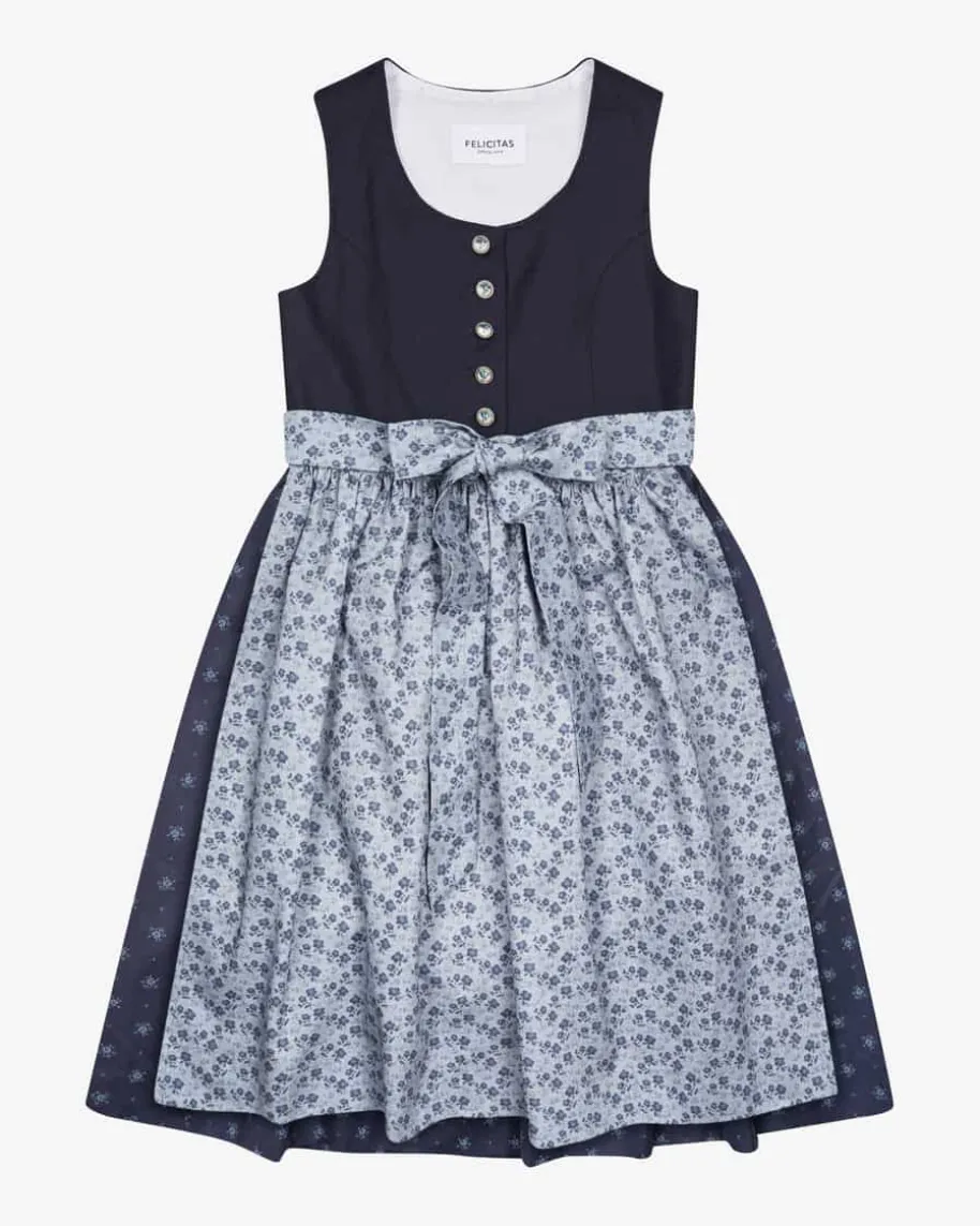 Magdalena Dirndl mit Schürze