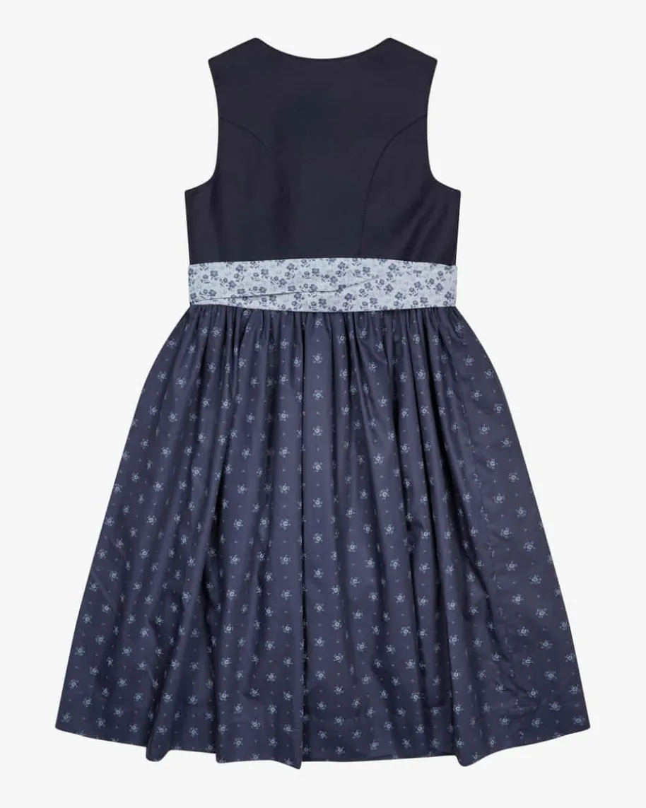 Magdalena Dirndl mit Schürze