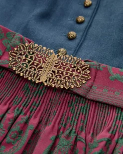 Margret Dirndl lang mit Schürze