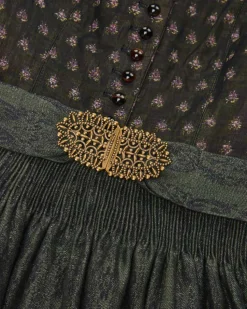 Monika Dirndl lang mit Leinen-Schürze