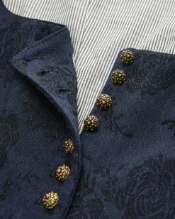 Monika Dirndl lang mit Schürze