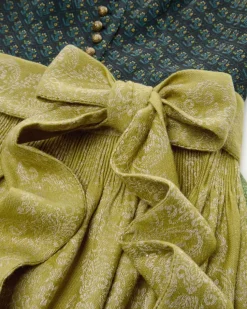 Monika Dirndl lang mit Schürze