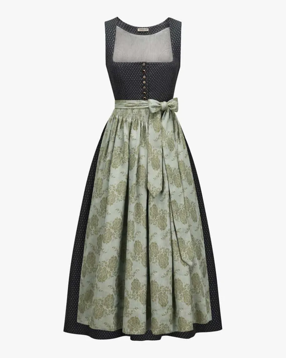 Monika Dirndl lang mit Schürze