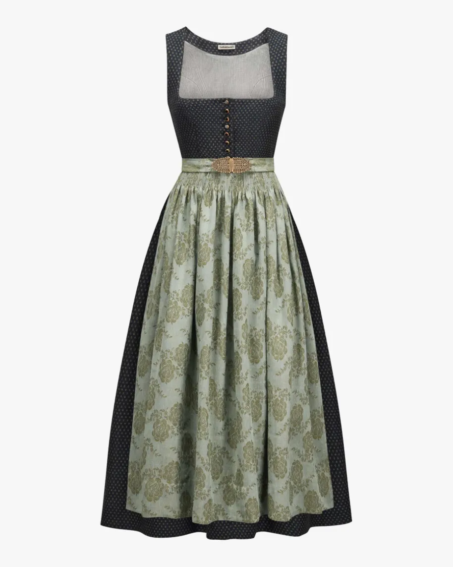 Monika Dirndl lang mit Schürze