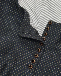 Monika Dirndl lang mit Schürze