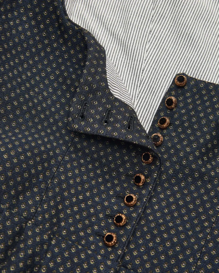 Monika Dirndl lang mit Schürze