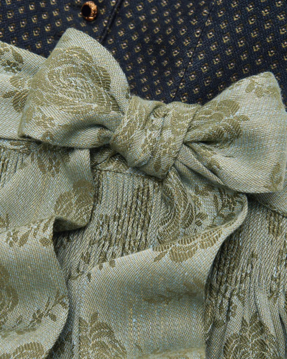 Monika Dirndl lang mit Schürze